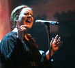 Adele, cantando con entusiasmo
