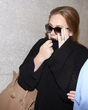 Adele intenta cubrirse el rosto para huir de la prensa