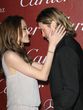Angelina Jolie mima a Brad Pitt delante de los fotógrafos