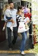 Ben Affleck junto a su esposa, Jeniffer Garner, y sus hijos
