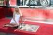 Christina junto a la estrella que le concedieron la semana pasada