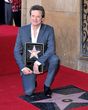 Colin Firth posa junto a su estrella en el Paseo de la Fama