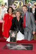 Emma Thompson, Maggie Gyllenhaal y Hugh Laurie en el Paseo de la Fama de Hollywood