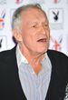 Hugh Hefner, a los 84 años, todavía al ruedo con las mujeres