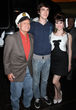 Marston Hefner posa junto su padre y la novia a la que ha maltratado, Clair Sinclair