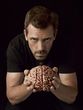 El actor británico ganó dos Globos de Oro por interpretar al doctor más quisquilloso de la televisión