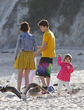 Justin Bieber y Selena Gómez udisfrutando de un día de playa junto a los hermanos pequeños del cantante