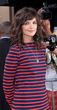 Katie Holmes con un vestido de estilo marinero de mangas largas con rayas azules y rojas 