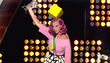 Katy Perry levanta su premio y agradece el reconocimiento