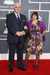 Mitch Winehouse y Janis Winehouse recogieron el Grammy a título póstumo que ganó su hija Amy Winehouse