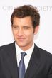 Clive Owen en traje de chaqueta
