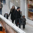 La famila Jolie-Pitt paseando.