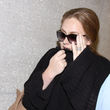 Adele intenta cubrirse el rosto para huir de la prensa