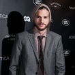 Ashton Kutcher con su antiguo look de chico hippie y rebelde Ashton Kutcher con su antiguo look de chico hippie y rebelde