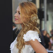 Blake Lively la lleva con un adorno y deshecha, pero cuidada al mismo tiempo. Blake Lively la lleva con un adorno y deshecha, pero cuidada al mismo tiempo.