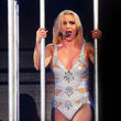 Britney realizando una coreografía en el escenario Britney realizando una coreografía en el escenario
