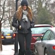 Elle Macpherson opta por una versión más elegante en negro y con talle alto