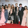 El reparto de Glee posa con la estatuilla El reparto de Glee posa con la estatuilla