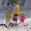Justin Bieber y Selena Gómez udisfrutando de un día de playa junto a los hermanos pequeños del cantante