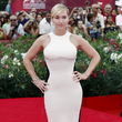 Kate Winslet se decantó por el viejo truco bicolor. La forma de su vestido resaltaba las curvas sexys de la actriz. Kate Winslet se decantó por el viejo truco bicolor. La forma de su vestido resaltaba las curvas sexys de la actriz.