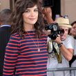 Katie Holmes con un vestido de estilo marinero de mangas largas con rayas azules y rojas 