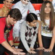 Los hijos de Michael Jackson dejan su huella al lado de la de su padre Los hijos de Michael Jackson dejan su huella al lado de la de su padre