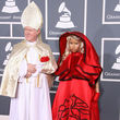 Nicki Minaj en los premios Grammy, acudió con una capa roja indescriptible y acompañada por un hombre vestido de Papa Nicki Minaj en los premios Grammy, acudió con una capa roja indescriptible y acompañada por un hombre vestido de Papa