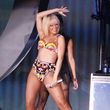 Rihanna, con pelo rubio bailando en su show Rihanna, con pelo rubio bailando en su show