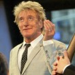 Rod Stewart sonríe mientras actúa Rod Stewart sonríe mientras actúa
