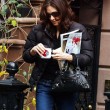 Sarah Jessica Parker las combina con vaqueros y anorak negro