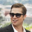 Brad Pitt con gafas de sol y muy peinado