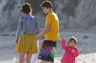 Justin y Selena practican para formar una familia