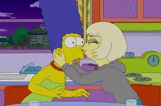 ¡Lady Gaga besó a Marge Simpson!