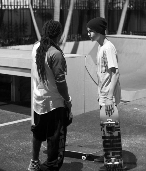Justin Bieber - Justin Bieber con un amigo haciendo Skate Justin Bieber - Justin Bieber con un amigo haciendo Skate