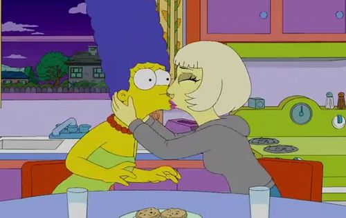Lady GaGa, Los Simpson - Lady Gaga besa a Marge Simpson Lady GaGa, Los Simpson - Lady Gaga besa a Marge Simpson